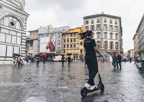 Firenze. Casco obbligatorio in monopattino, il Tar annulla l'ordinanza