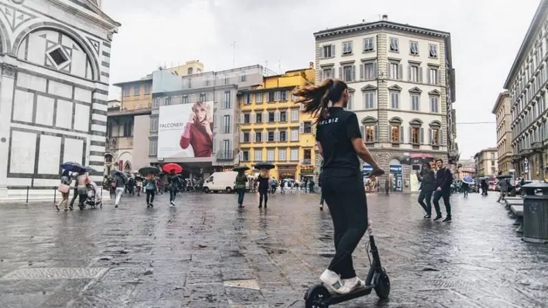 Firenze. Casco obbligatorio in monopattino, il Tar annulla l'ordinanza