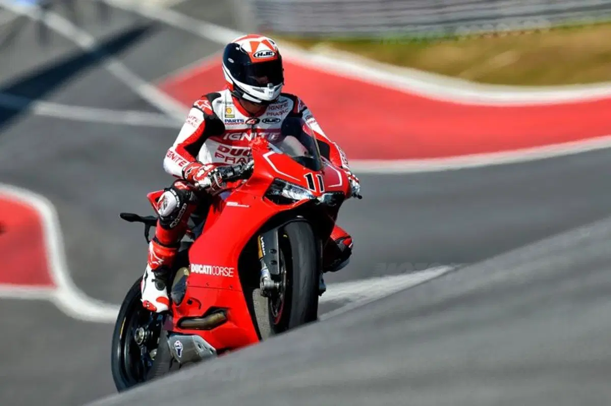 Nicky Hayden e Ben Spies in pista ad Austin con la Ducati 1199 Panigale R (2)