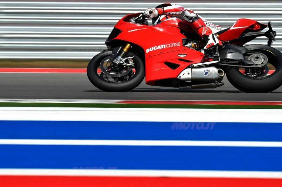 Nicky Hayden e Ben Spies in pista ad Austin con la Ducati 1199 Panigale R (3)
