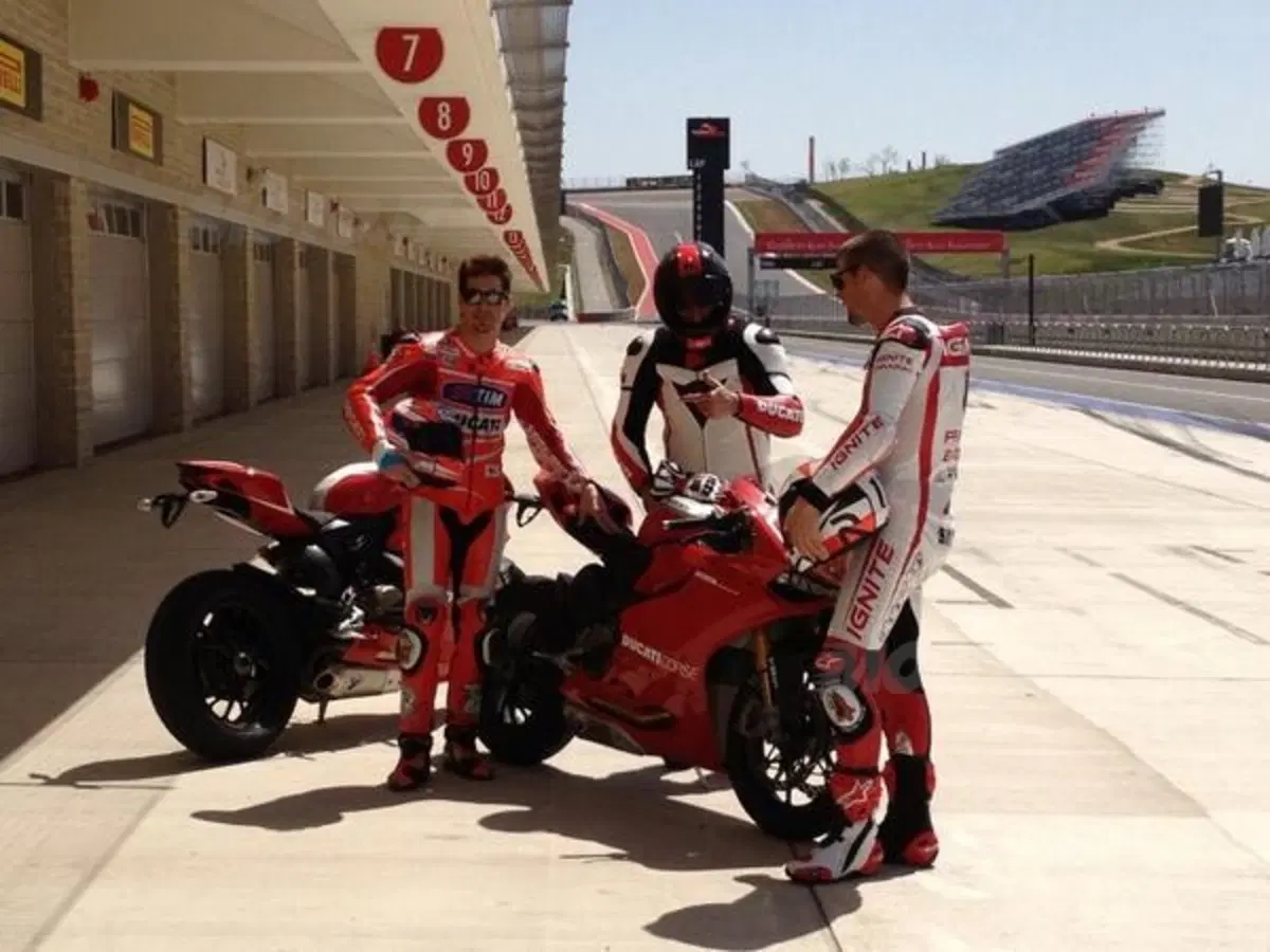 Nicky Hayden e Ben Spies in pista ad Austin con la Ducati 1199 Panigale R (8)
