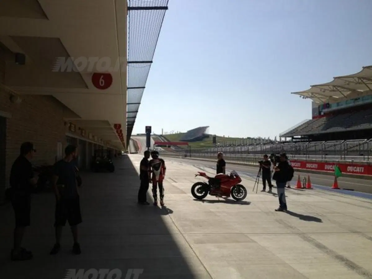 Nicky Hayden e Ben Spies in pista ad Austin con la Ducati 1199 Panigale R (9)