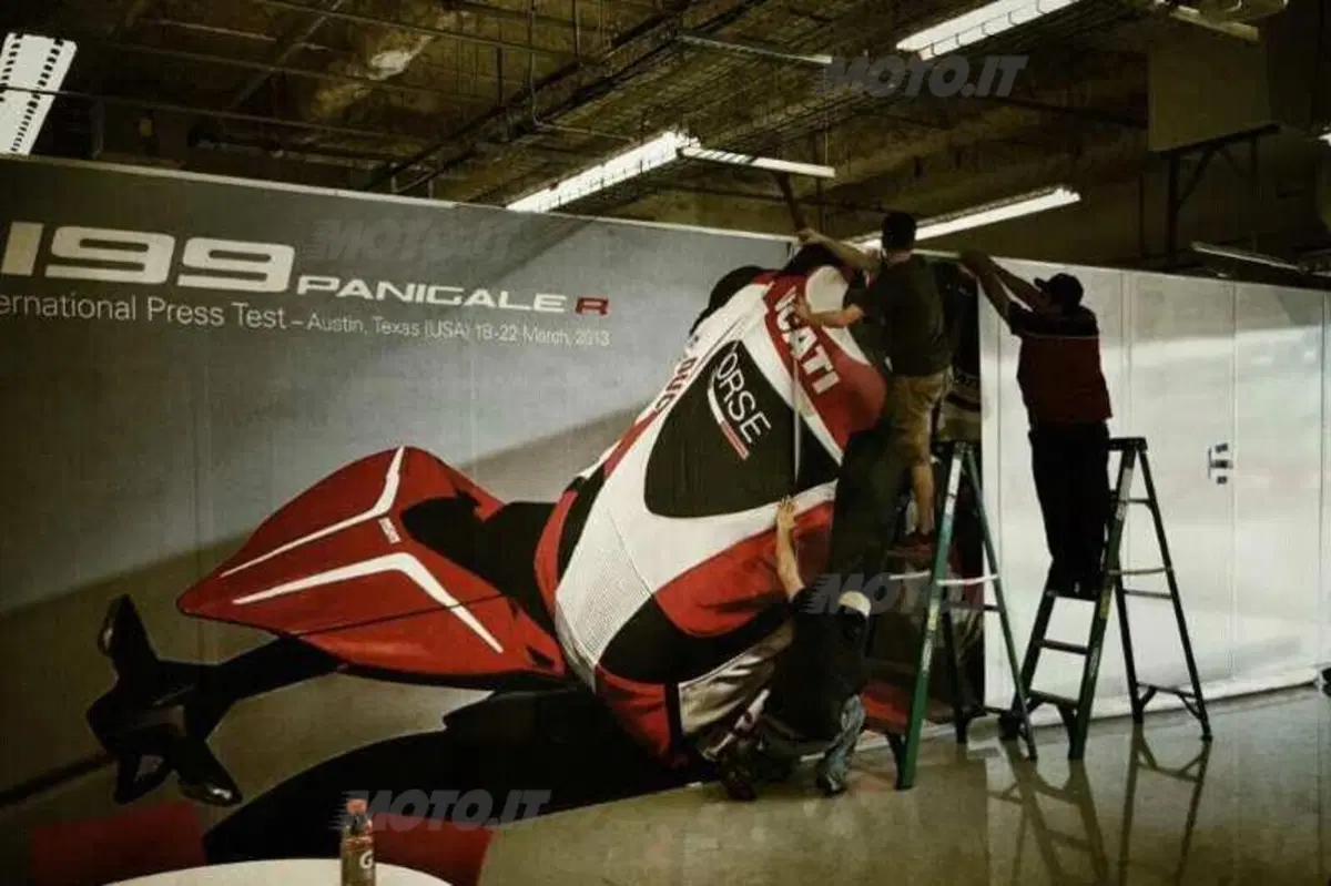 Nicky Hayden e Ben Spies in pista ad Austin con la Ducati 1199 Panigale R (11)