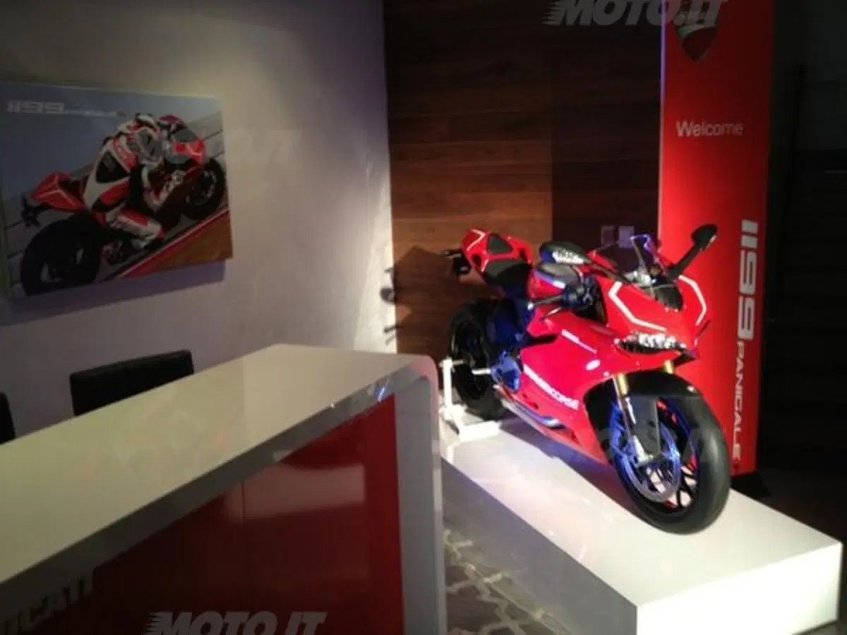 Nicky Hayden e Ben Spies in pista ad Austin con la Ducati 1199 Panigale R (13)
