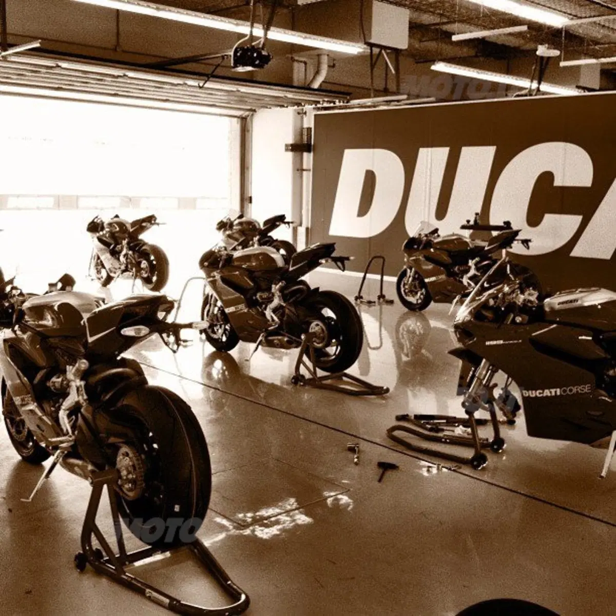 Nicky Hayden e Ben Spies in pista ad Austin con la Ducati 1199 Panigale R (15)