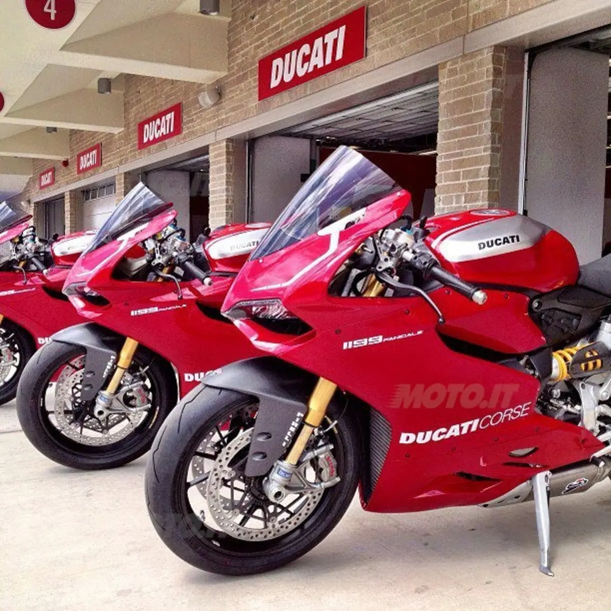 Nicky Hayden e Ben Spies in pista ad Austin con la Ducati 1199 Panigale R (16)