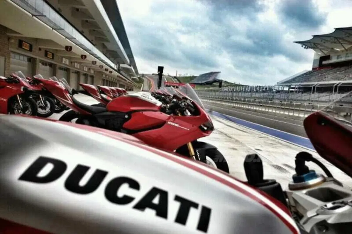 Nicky Hayden e Ben Spies in pista ad Austin con la Ducati 1199 Panigale R (18)