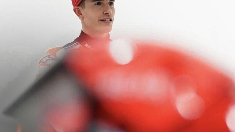 MotoGP. Marc Marquez ha gi&agrave; rimesso la tuta da gara. Foto per la stampa o chiaro messaggio ai rivali?