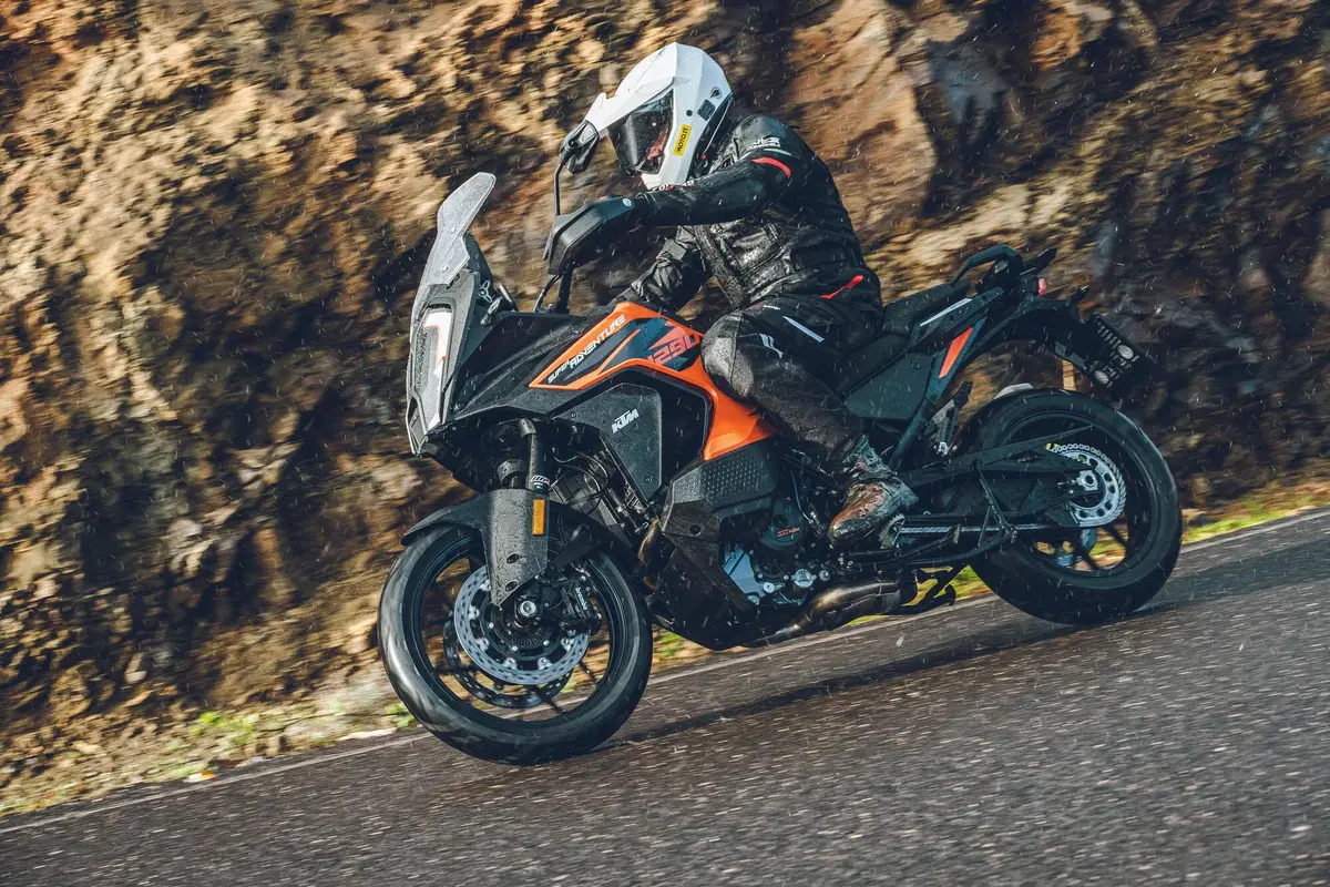 KTM 1290 SUPER ADVENTURE S Test 2021: 160 cv, elettronica al top (6)