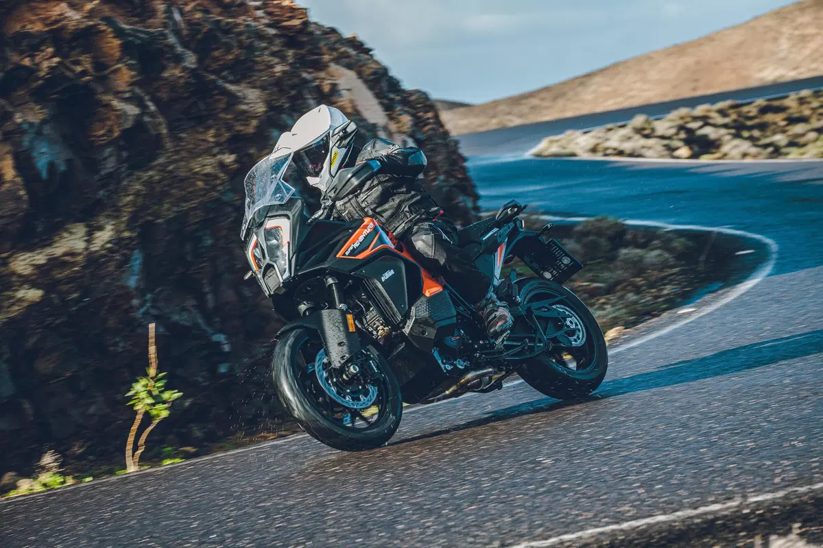 KTM 1290 SUPER ADVENTURE S Test 2021: 160 cv, elettronica al top (7)