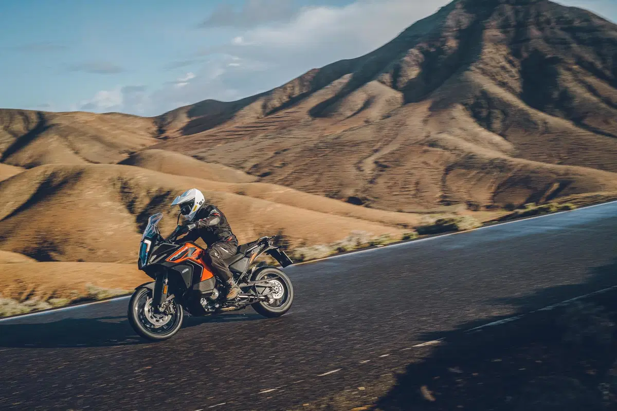 KTM 1290 SUPER ADVENTURE S Test 2021: 160 cv, elettronica al top (3)