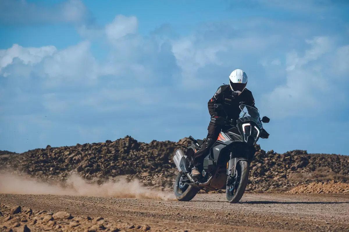KTM 1290 SUPER ADVENTURE S Test 2021: 160 cv, elettronica al top (4)
