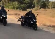 Drag race con i T-Max in calzoncini e maniche corte: vince il più giovane [VIDEO]