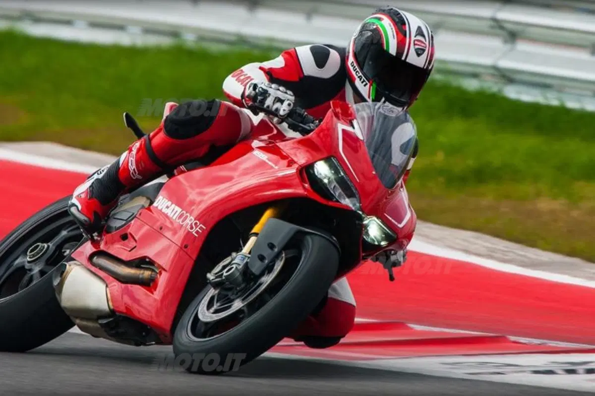 Claudio Domenicali: “La Panigale R incorpora il massimo delle tecnologie disponibili”  (8)