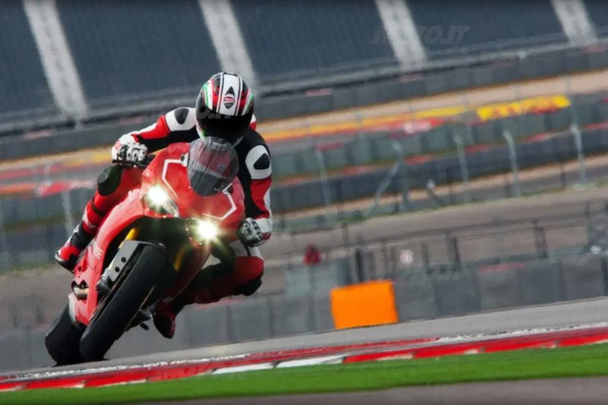 Claudio Domenicali: “La Panigale R incorpora il massimo delle tecnologie disponibili”  (9)