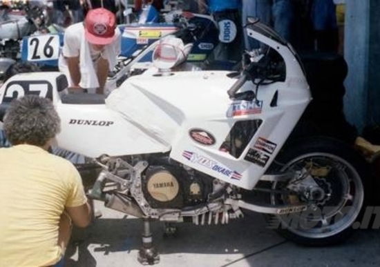 Una Yamaha con forcellone anteriore alla 8 ore di Suzuka (nel 1985)