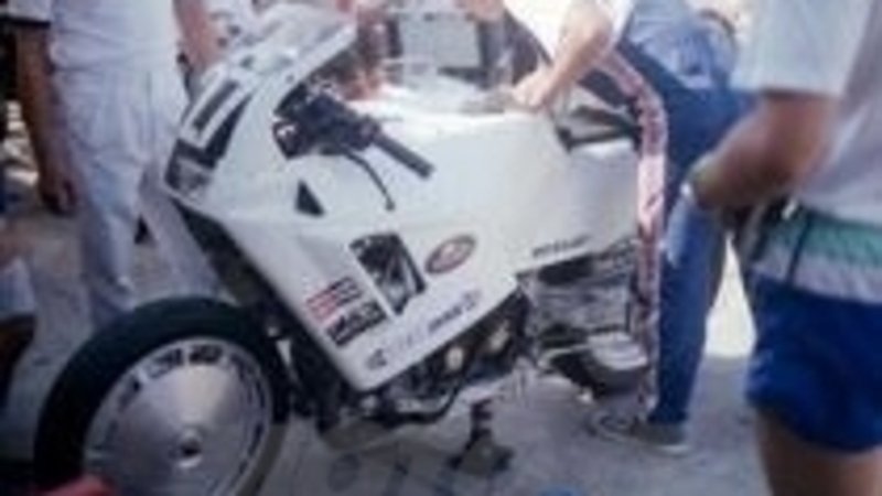 Una Yamaha con forcellone anteriore alla 8 ore di Suzuka (nel 1985)