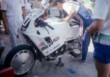 Una Yamaha con forcellone anteriore alla 8 ore di Suzuka (nel 1985)