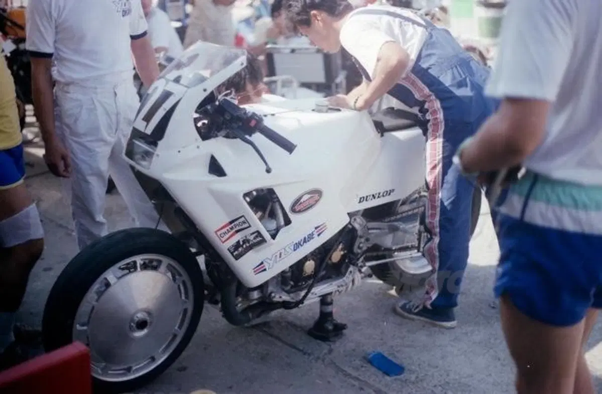 Una Yamaha con forcellone anteriore alla 8 ore di Suzuka (nel 1985)