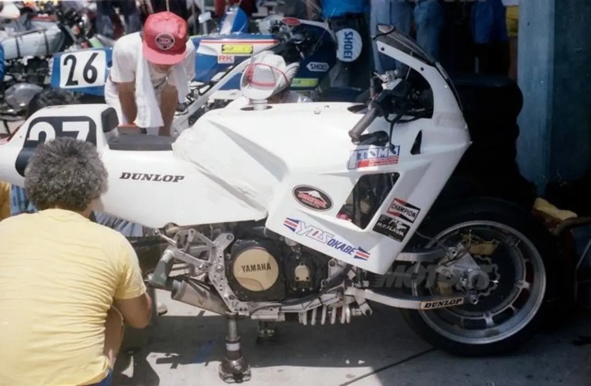 Una Yamaha con forcellone anteriore alla 8 ore di Suzuka (nel 1985) (2)