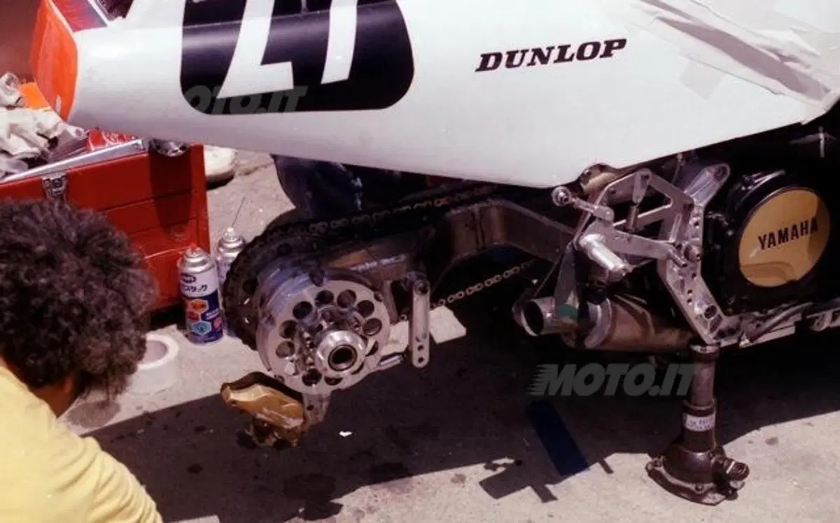 Una Yamaha con forcellone anteriore alla 8 ore di Suzuka (nel 1985) (3)