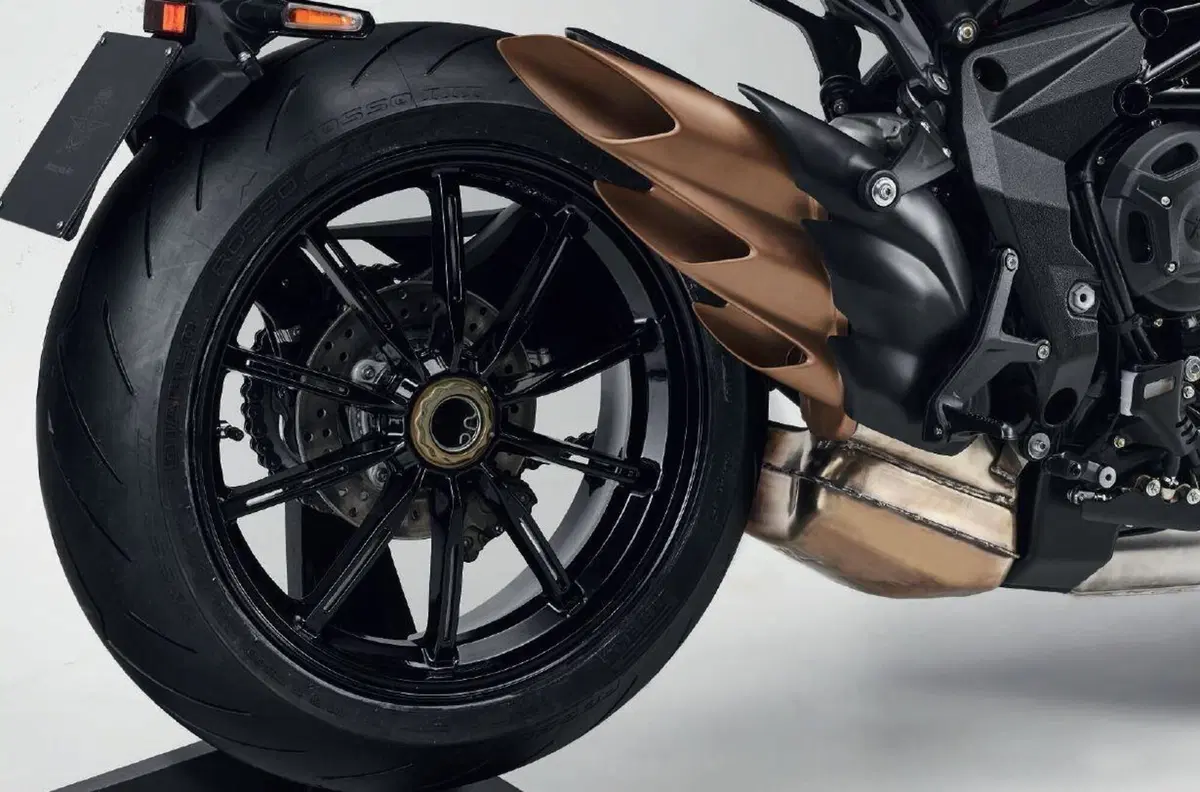 MV Agusta Dragster 800 m.y. 2021: quattro le versioni (7)