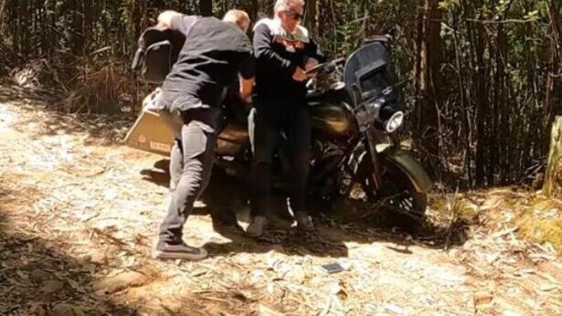 Lo youtuber che ha trattato l&rsquo;Harley-Davidson Road King come una maxi-enduro [VIDEO]