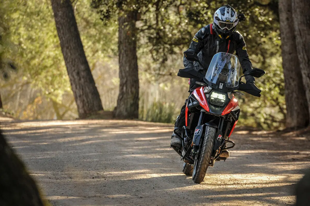 Suzuki V-Strom 1050XT TEST: design anni 80 con l'elettronica di oggi (6)
