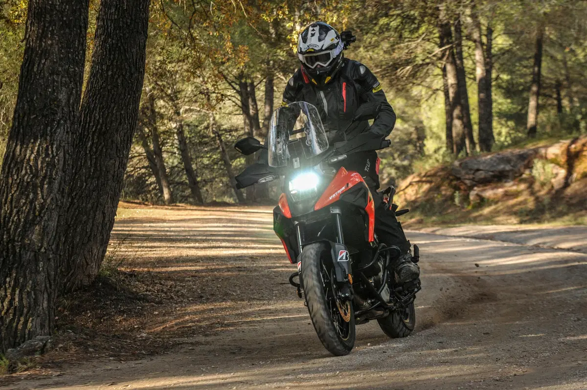 Suzuki V-Strom 1050XT TEST: design anni 80 con l'elettronica di oggi (7)
