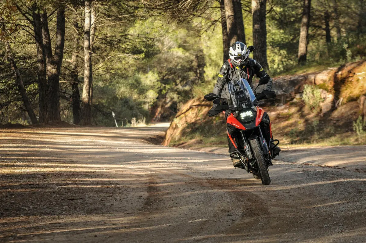 Suzuki V-Strom 1050XT TEST: design anni 80 con l'elettronica di oggi (8)