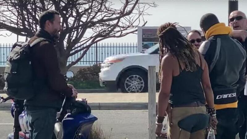 Keanu Reeves in sella alla sua Arch chiacchiera con i motociclisti [VIDEO]