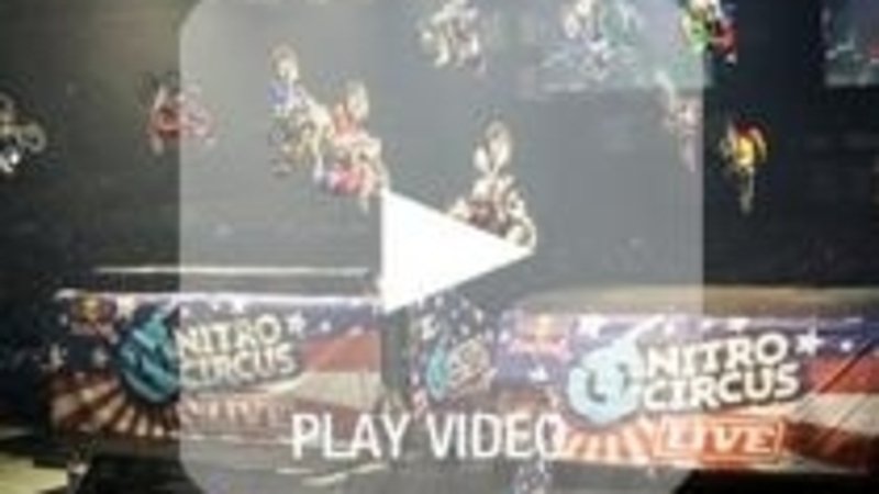 Travis Pastrana con Nitro Circus: 16 moto in back flip!