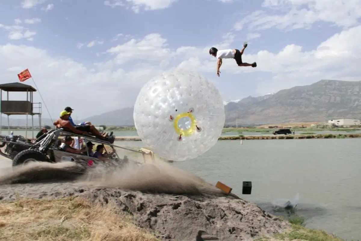 Travis Pastrana con Nitro Circus: 16 moto in back flip!
