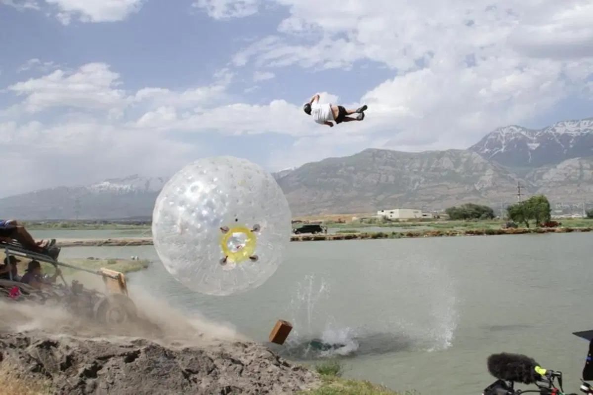 Travis Pastrana con Nitro Circus: 16 moto in back flip! (2)
