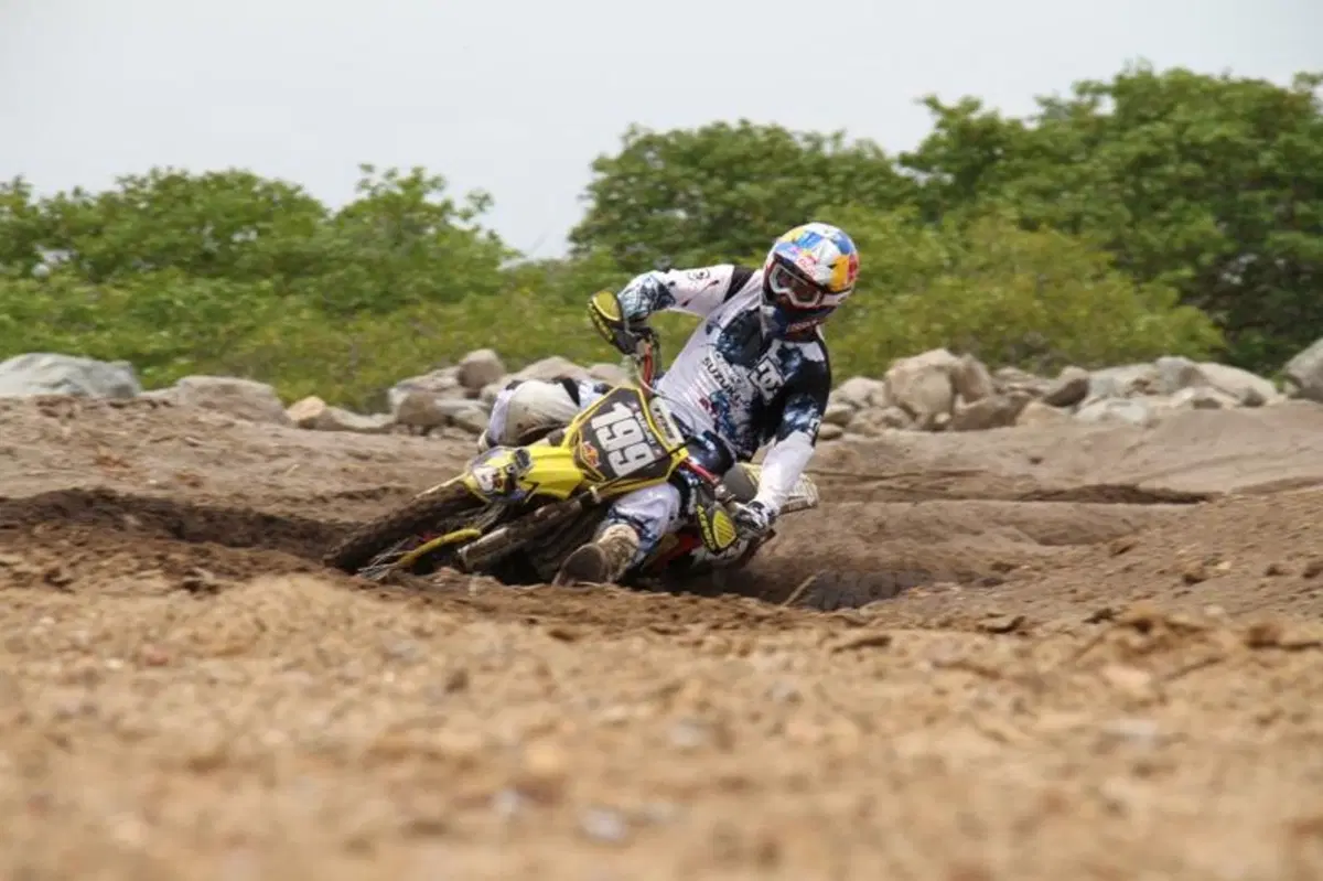 Travis Pastrana con Nitro Circus: 16 moto in back flip! (5)