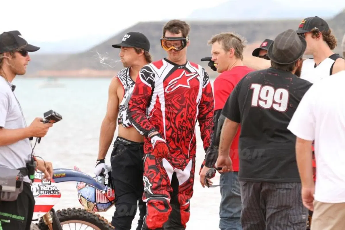 Travis Pastrana con Nitro Circus: 16 moto in back flip! (6)