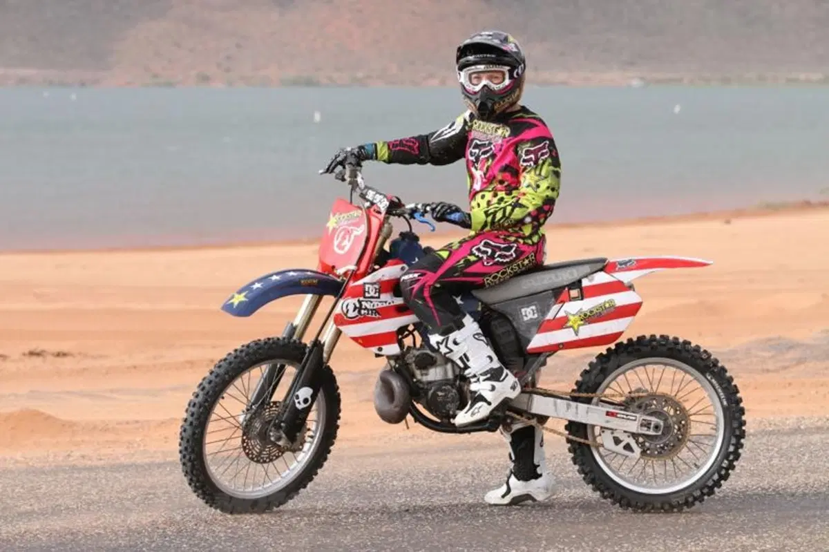 Travis Pastrana con Nitro Circus: 16 moto in back flip! (7)
