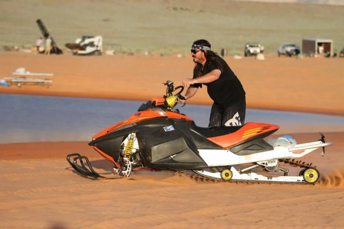 Travis Pastrana con Nitro Circus: 16 moto in back flip! (9)