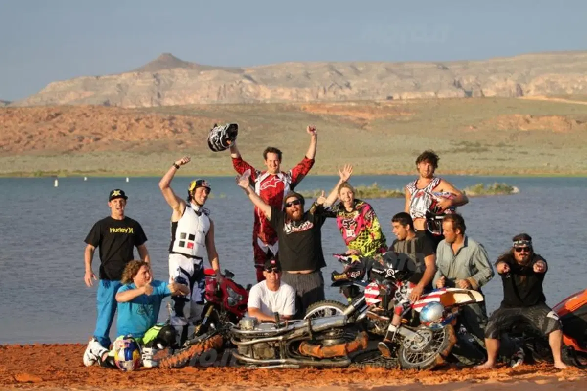 Travis Pastrana con Nitro Circus: 16 moto in back flip! (10)