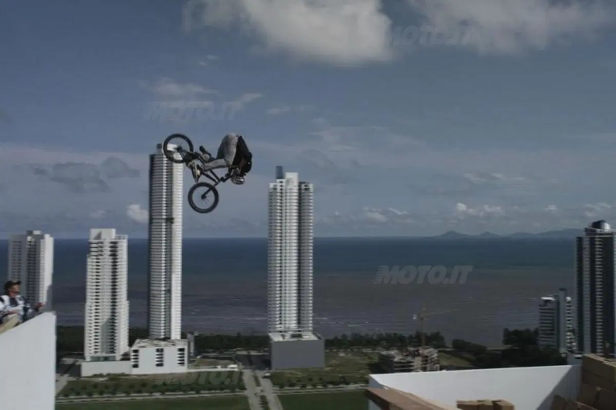 Travis Pastrana con Nitro Circus: 16 moto in back flip! (11)