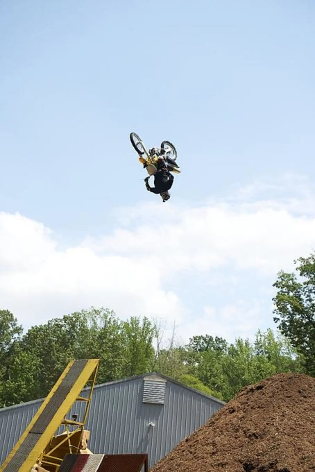 Travis Pastrana con Nitro Circus: 16 moto in back flip! (13)