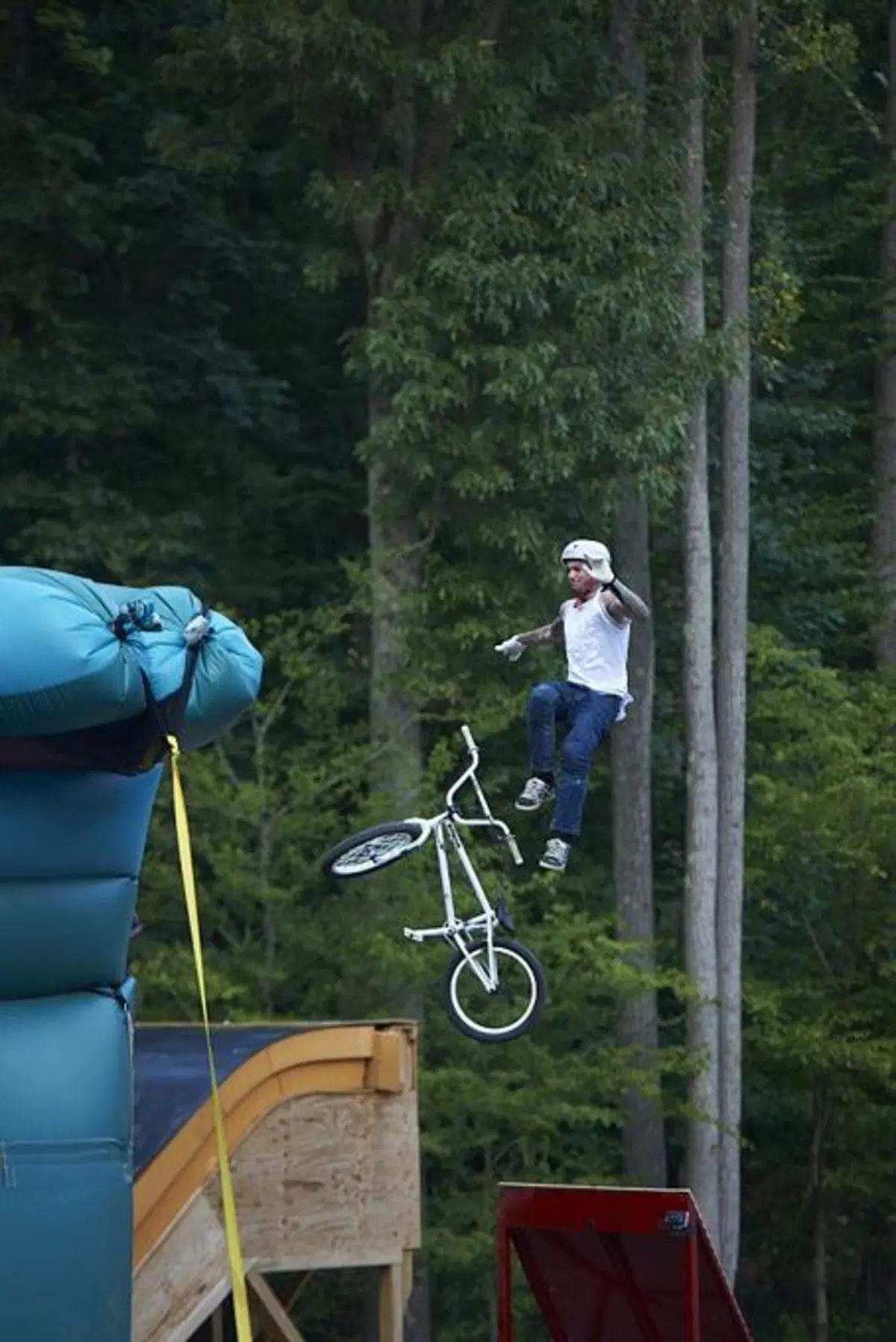 Travis Pastrana con Nitro Circus: 16 moto in back flip! (14)