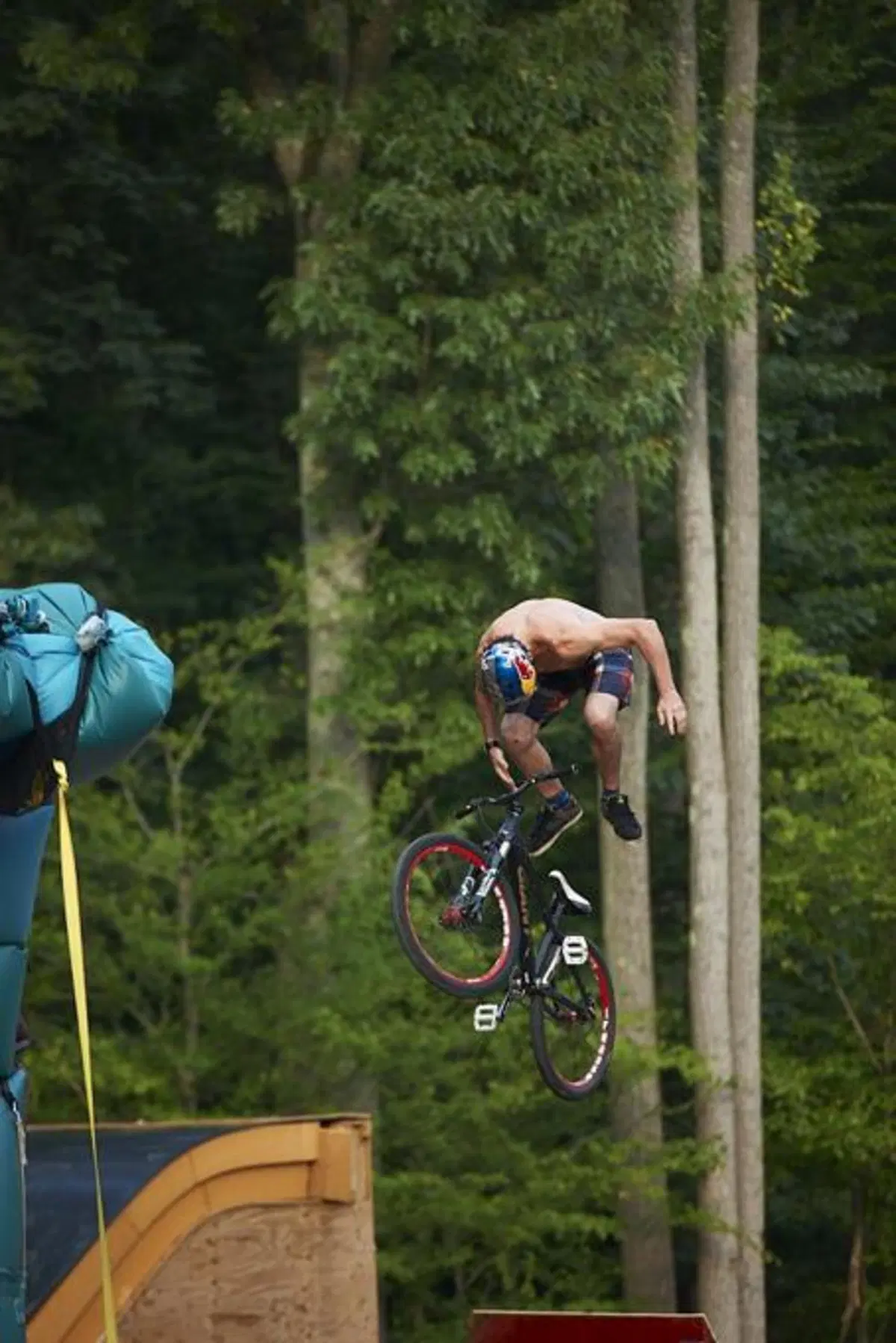 Travis Pastrana con Nitro Circus: 16 moto in back flip! (15)