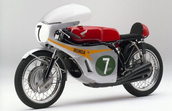 Nella classe 250 l’arma con la quale la Honda ha contrastato i due tempi a partire dalla fine del 1964 è stata la RC 165 a sei cilindri in linea, poi evolutasi nella RC 166. La sua potenza è arrivata a superare i 55 CV a 17000 giri/min