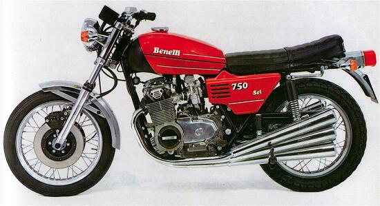 La Benelli 750 Sei è stata presentata nel 1972 ed è entrata in produzione dopo circa due anni dopo. In pratica il motore era quella della 500 (copia dell’Honda di eguale cilindrata) al quale erano stati aggiunti due cilindri. La distribuzione era monoalbero a due valvole con comando a catena centrale