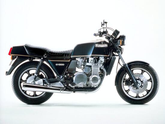 Per diverso tempo la Z 1300, apparsa nel 1979, è stata l’imponente ammiraglia della gamma Kawasaki. Il motore a sei cilindri in linea aveva la distribuzione bialbero a dodici valvole ed era raffreddato ad acqua. La trasmissione finale era ad albero