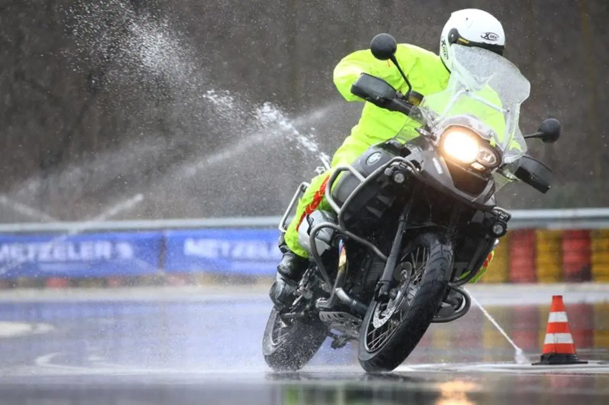 Test Metzeler Tourance Next. Il nuovo pneumatico maxi enduro vince anche sul bagnato  (3)
