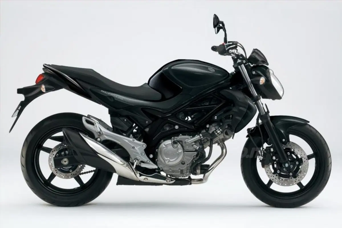 Nuovi colori per la Suzuki Gladius (3)