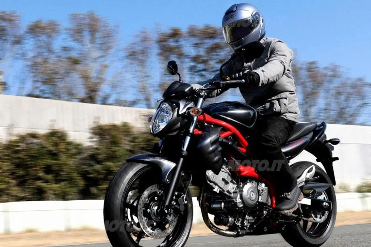 Nuovi colori per la Suzuki Gladius (4)