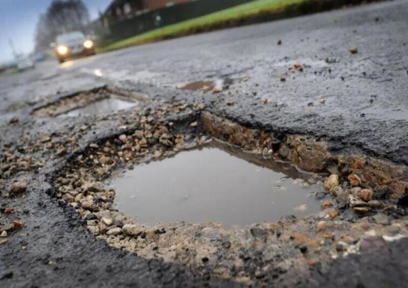 Buche sulle strade: 500 milioni di sterline per eliminarne dieci milioni